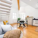 Rooftop With Beautiful View And Free Parking Apartment *