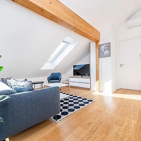 Rooftop With Beautiful View And Free Parking 아파트