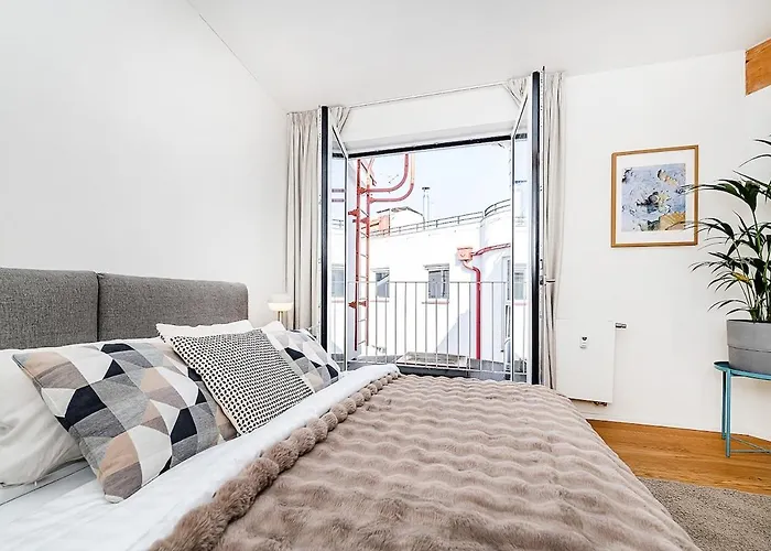 Rooftop With Beautiful View And Free Parking *