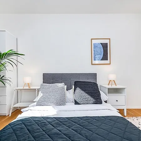 Rooftop With Beautiful View And Free Parking *