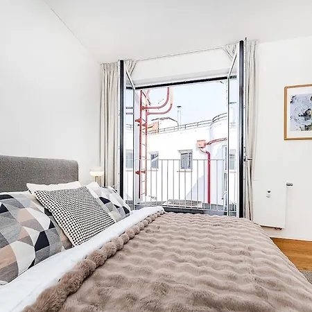 Rooftop With Beautiful View And Free Parking *